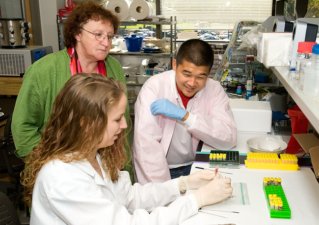 Petrikovics with 2 students in the lab