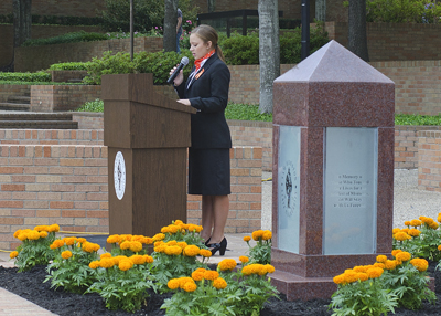 Lee presents the monument