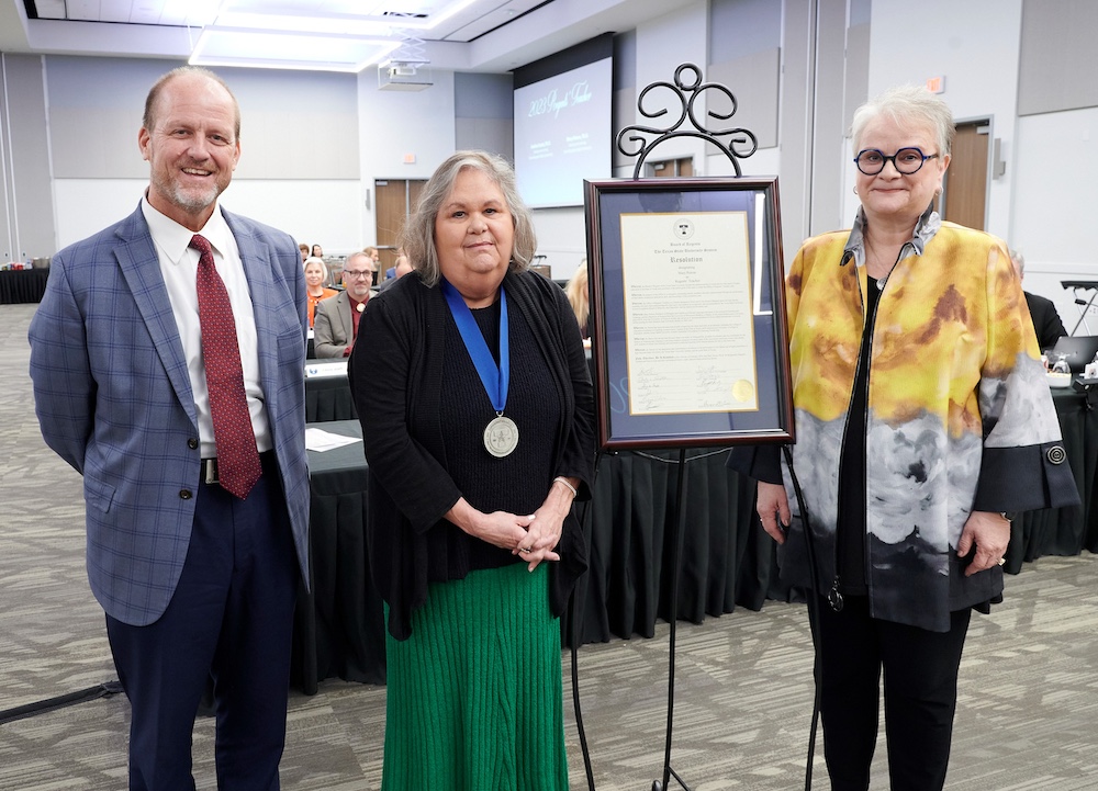 From left: Regent Stephen Lee, Mary Petr&oacute;n and University President Alisa White.